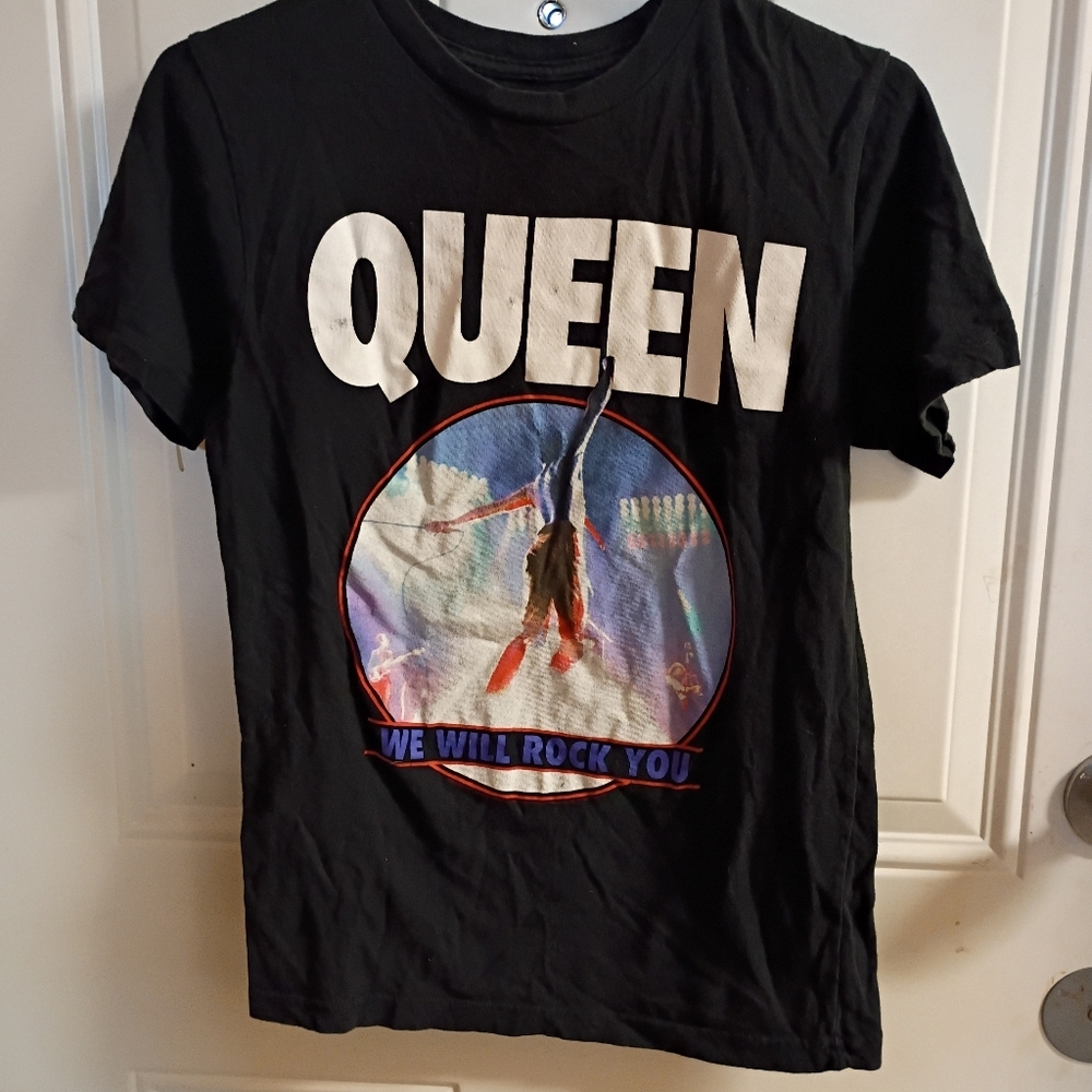2/$10 Queen Black Graphic T-Shirt Size XS